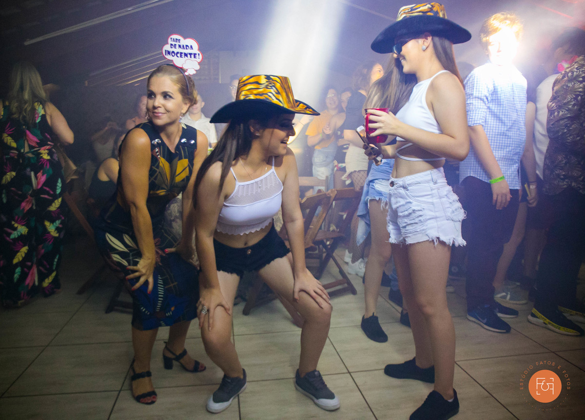 Mulheres da família dançando