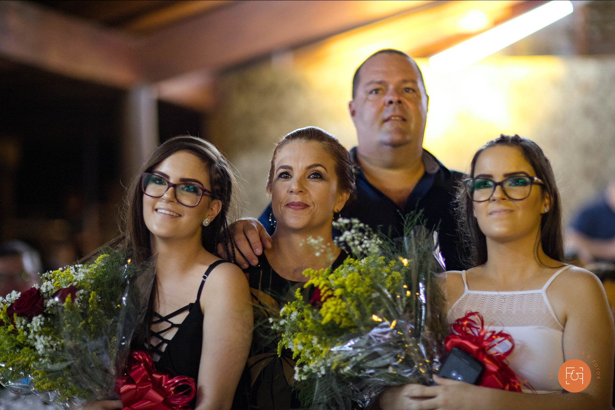 Família assistindo vídeo de recordações