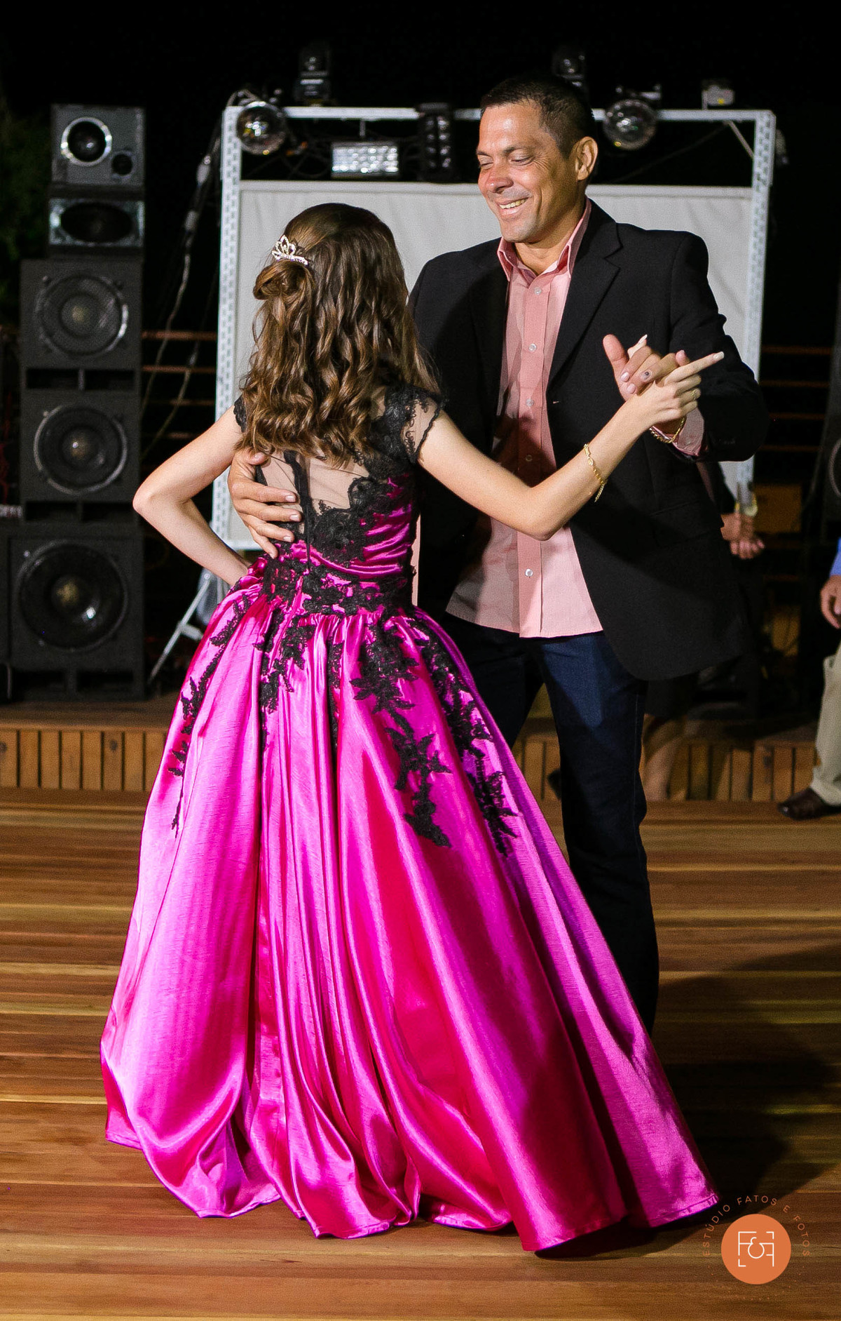 Aniversariante e pai dançando a valsa