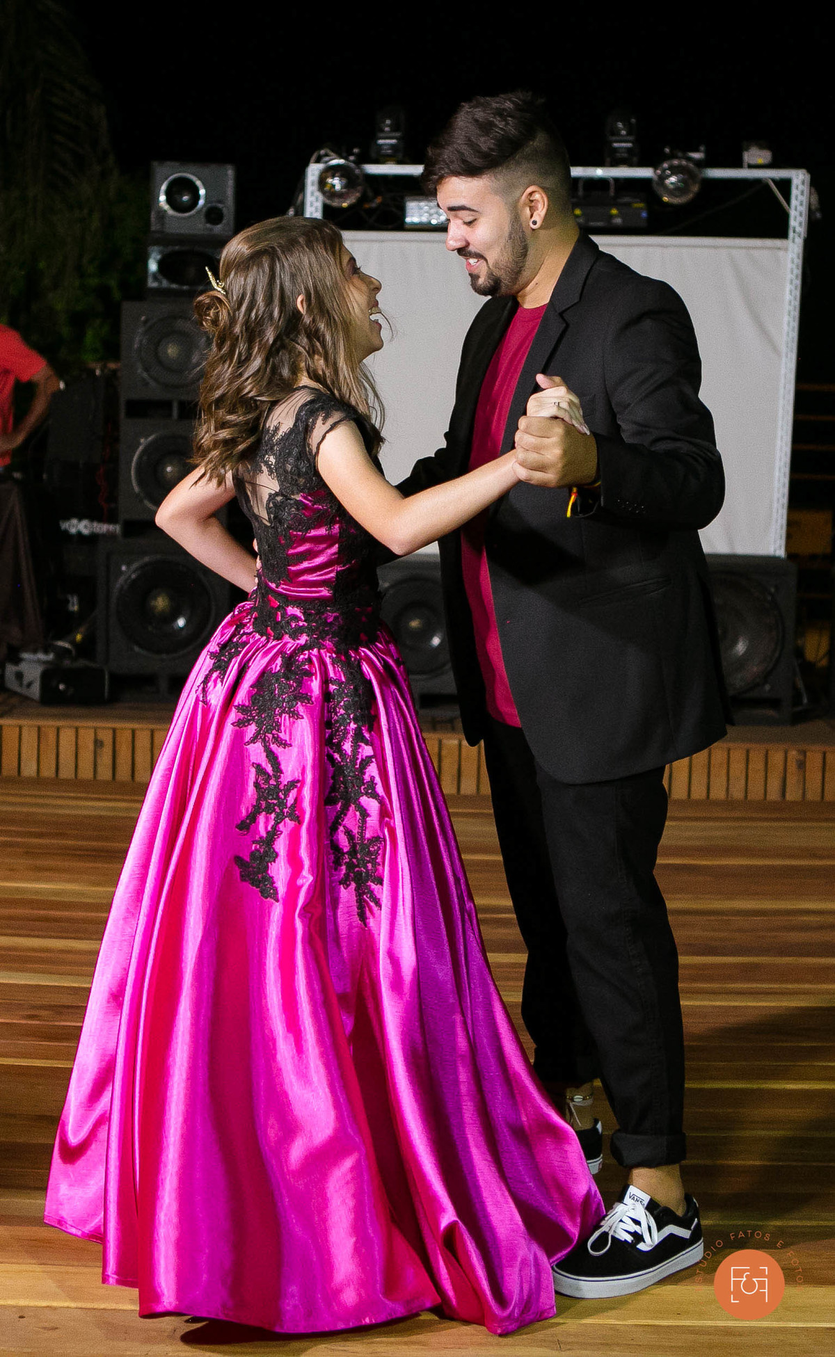 Debutante e padrinho dançando a valsa