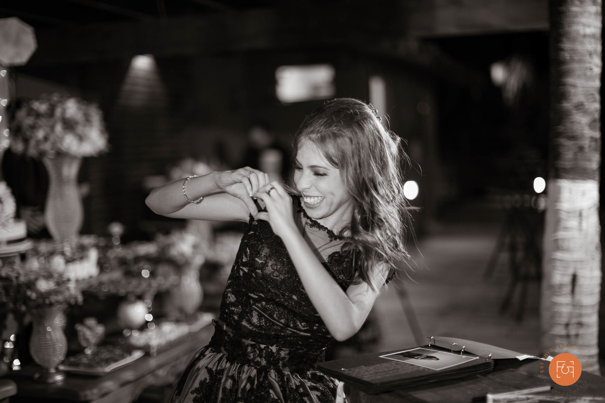 Fazendo gesto afetivo de coração