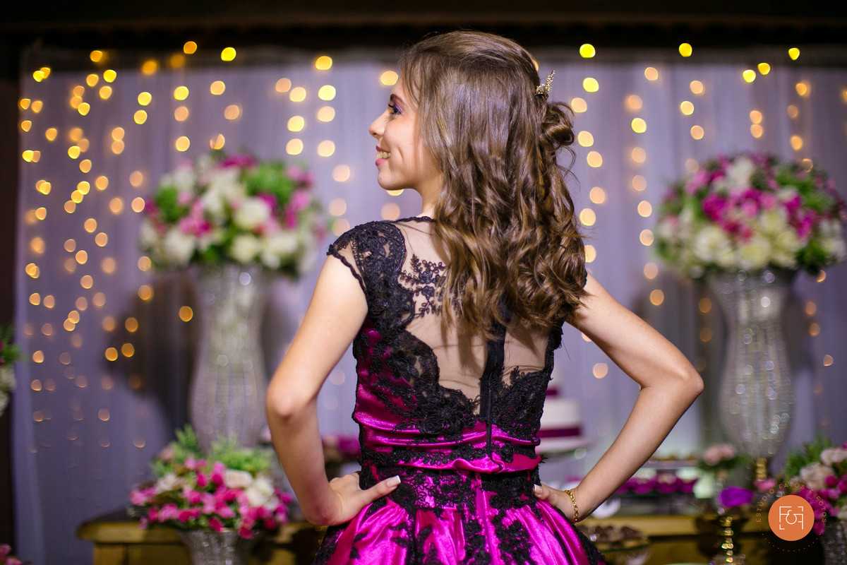 Sessão de fotos em frente a mesa do bolo