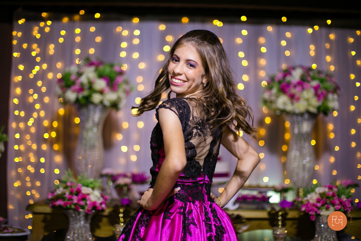 Aniversariante posando para câmera