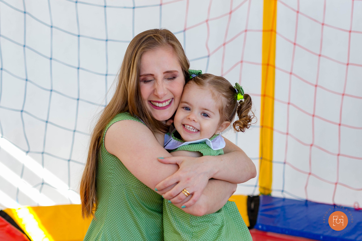 Mãe abraçando filha