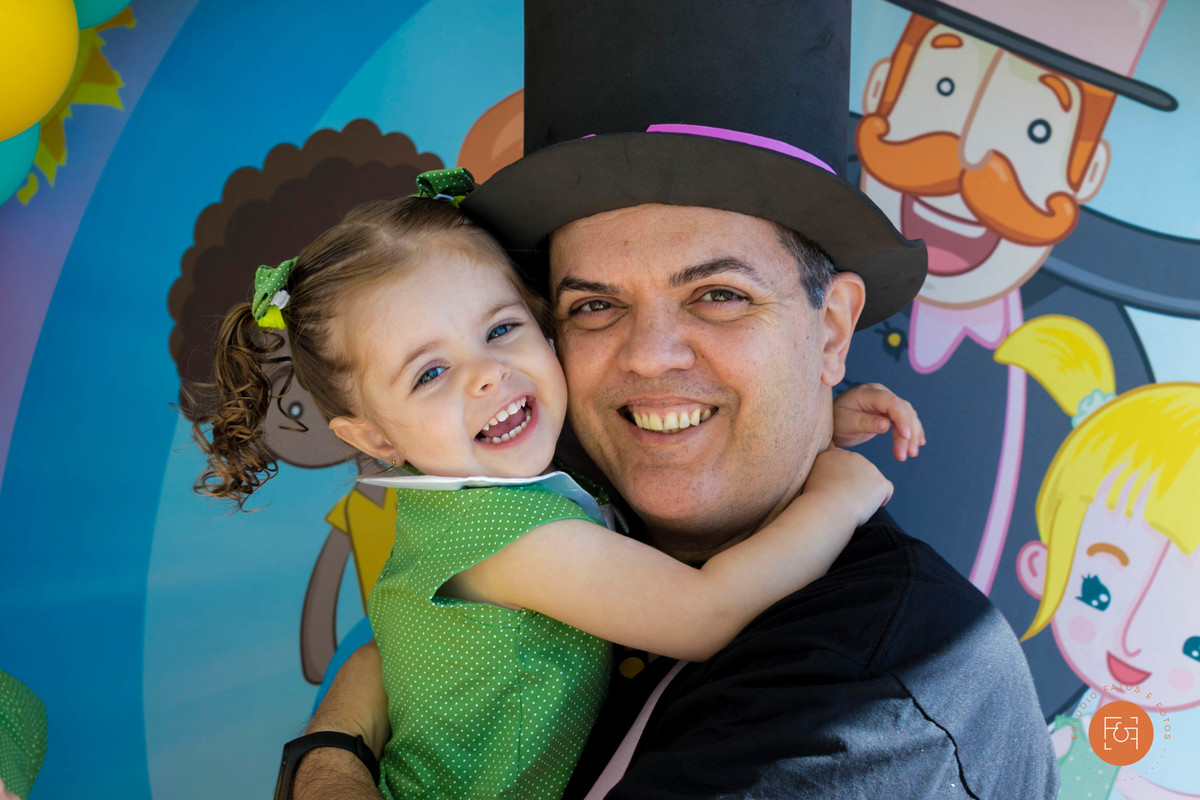 Pai abraçando filha