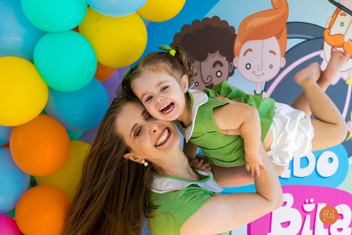 Mãe brincando com filha