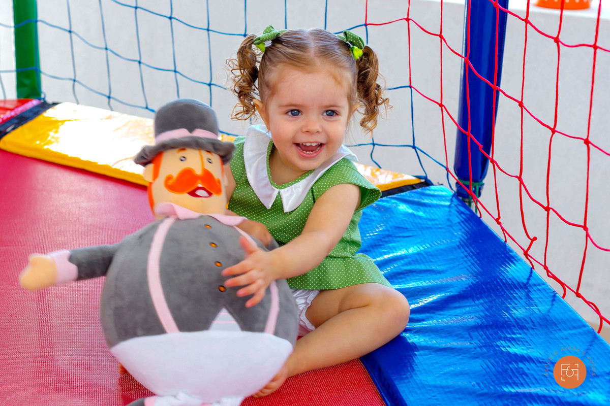 Aniversariante brincando no pula-pula