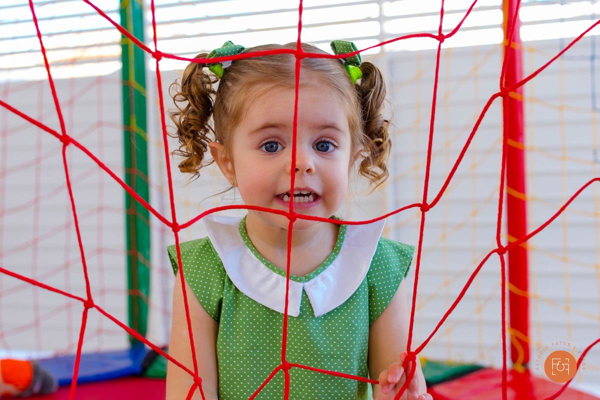 Antonela fazendo careta para a câmera