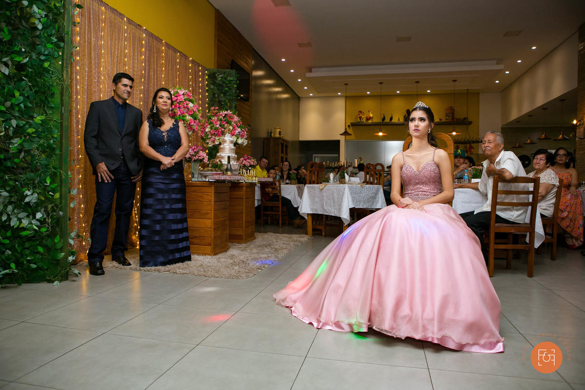 família assistindo vídeo com recordações