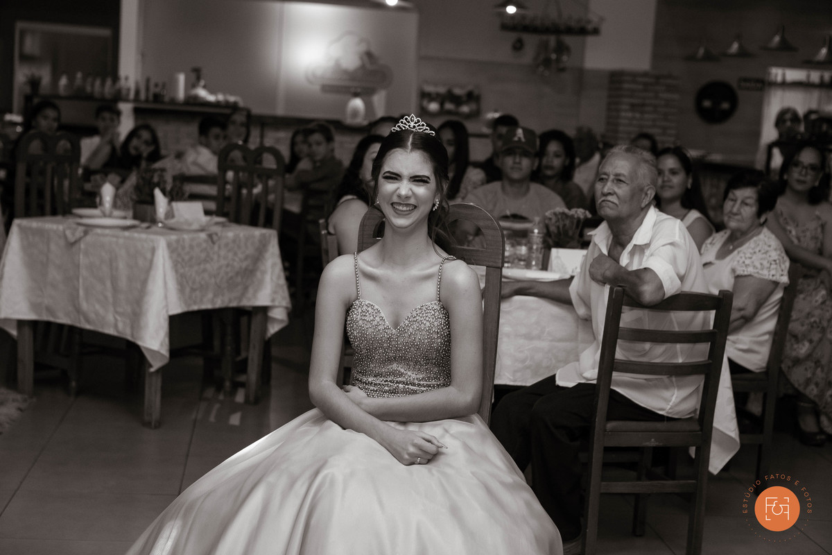 aniversariante se divertindo com vídeo de lembranças