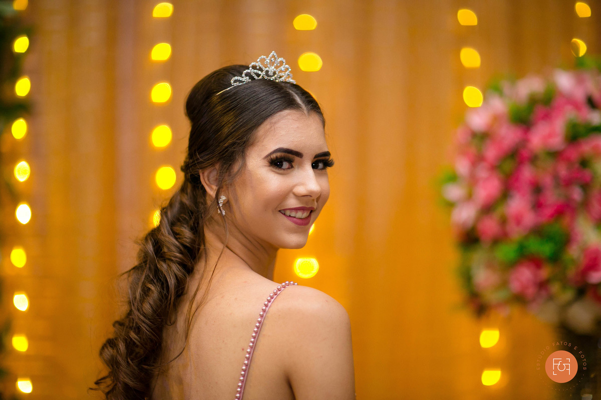 aniversariante em frente a mesa do bolo