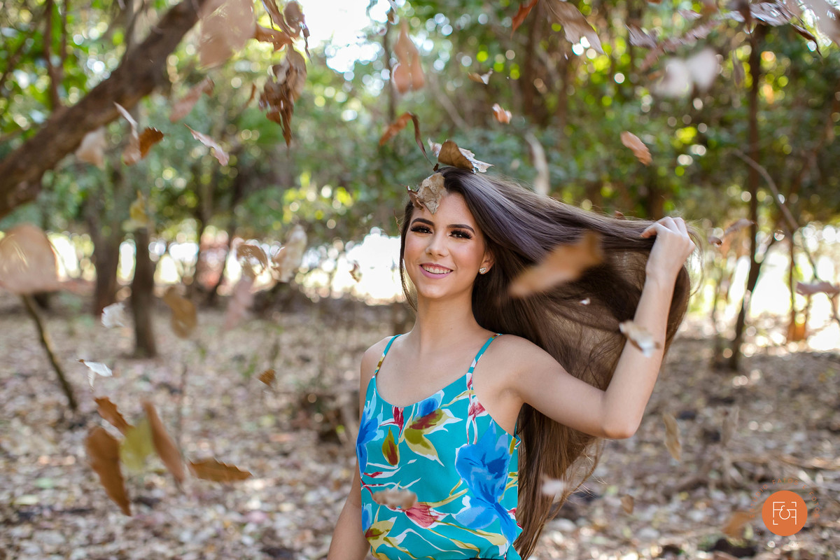 ensaio no meio de árvores de galhos secos