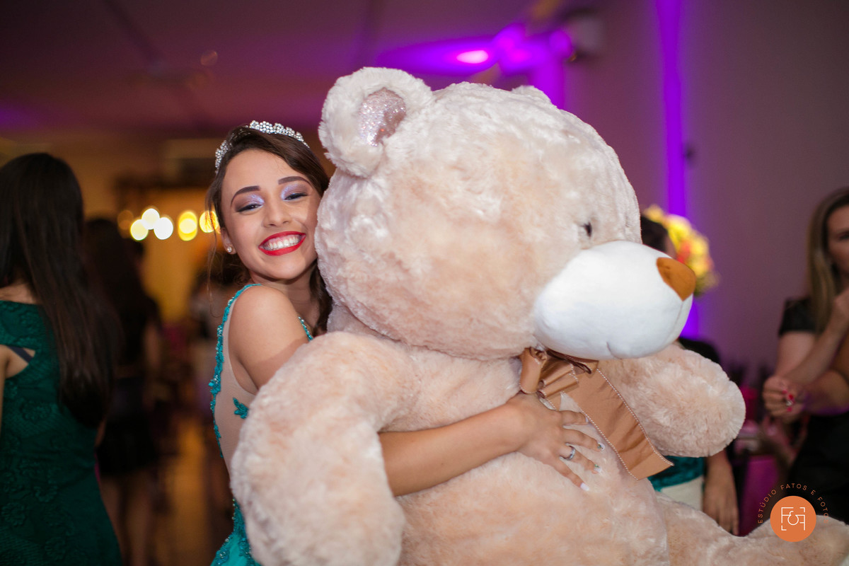 Aniversariante com urso de pelúcia