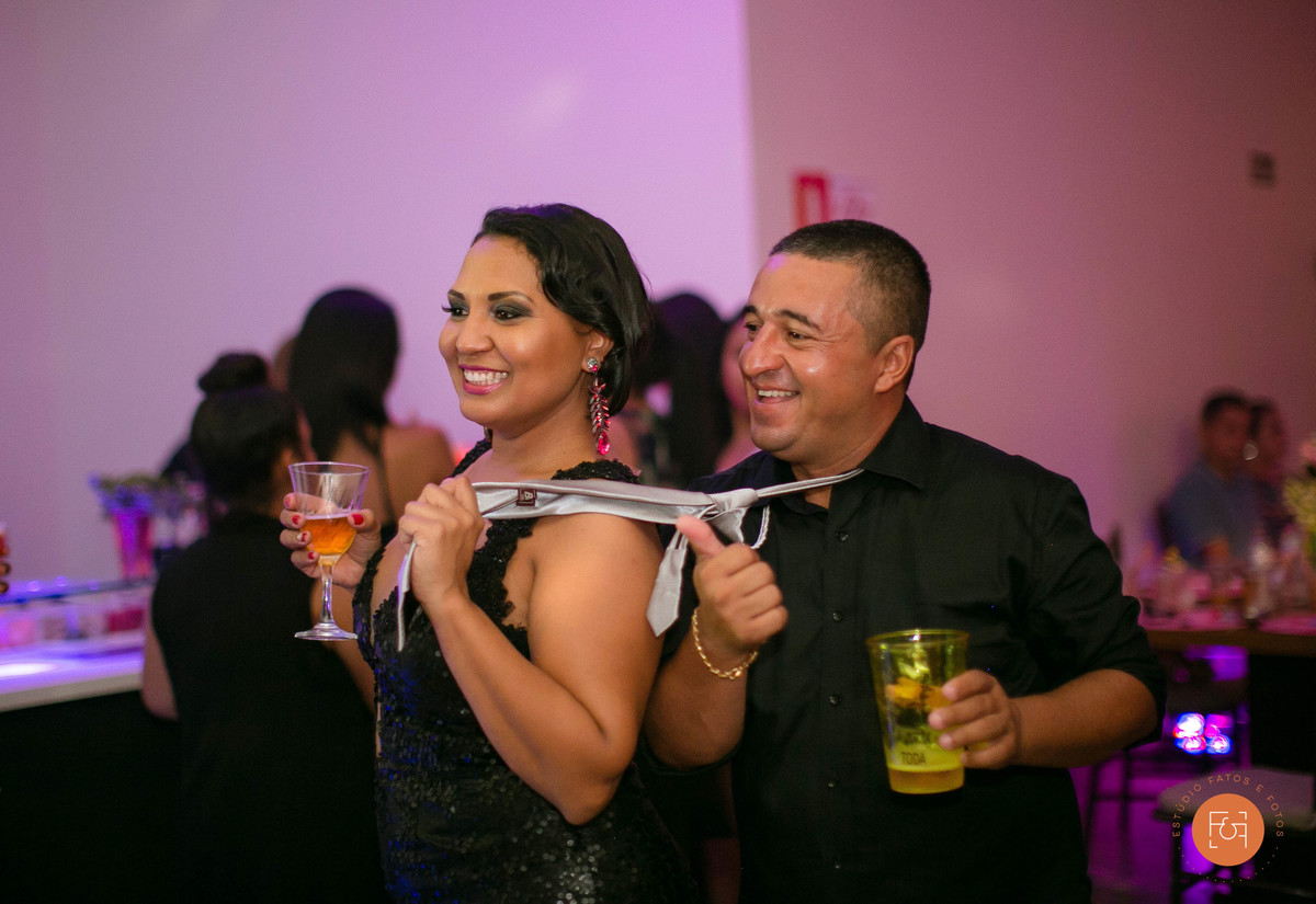 Mãe puxando o pai pra dançar