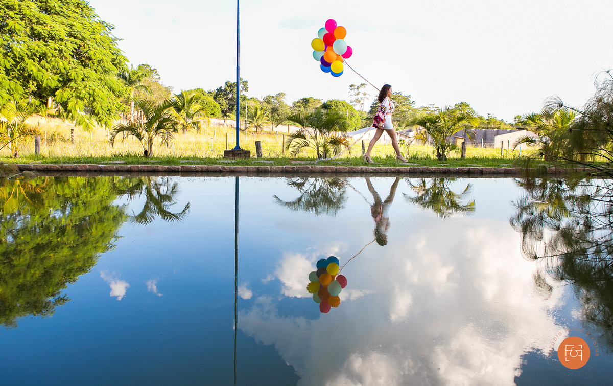 Foto com balões no espelho d'água