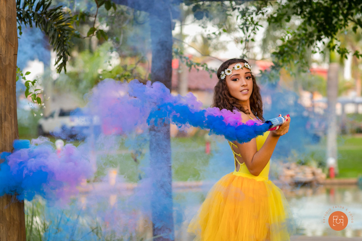 Aniversariante em ensaio com fumaça