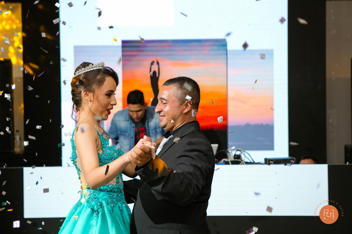 Pai e filha dançando a valsa