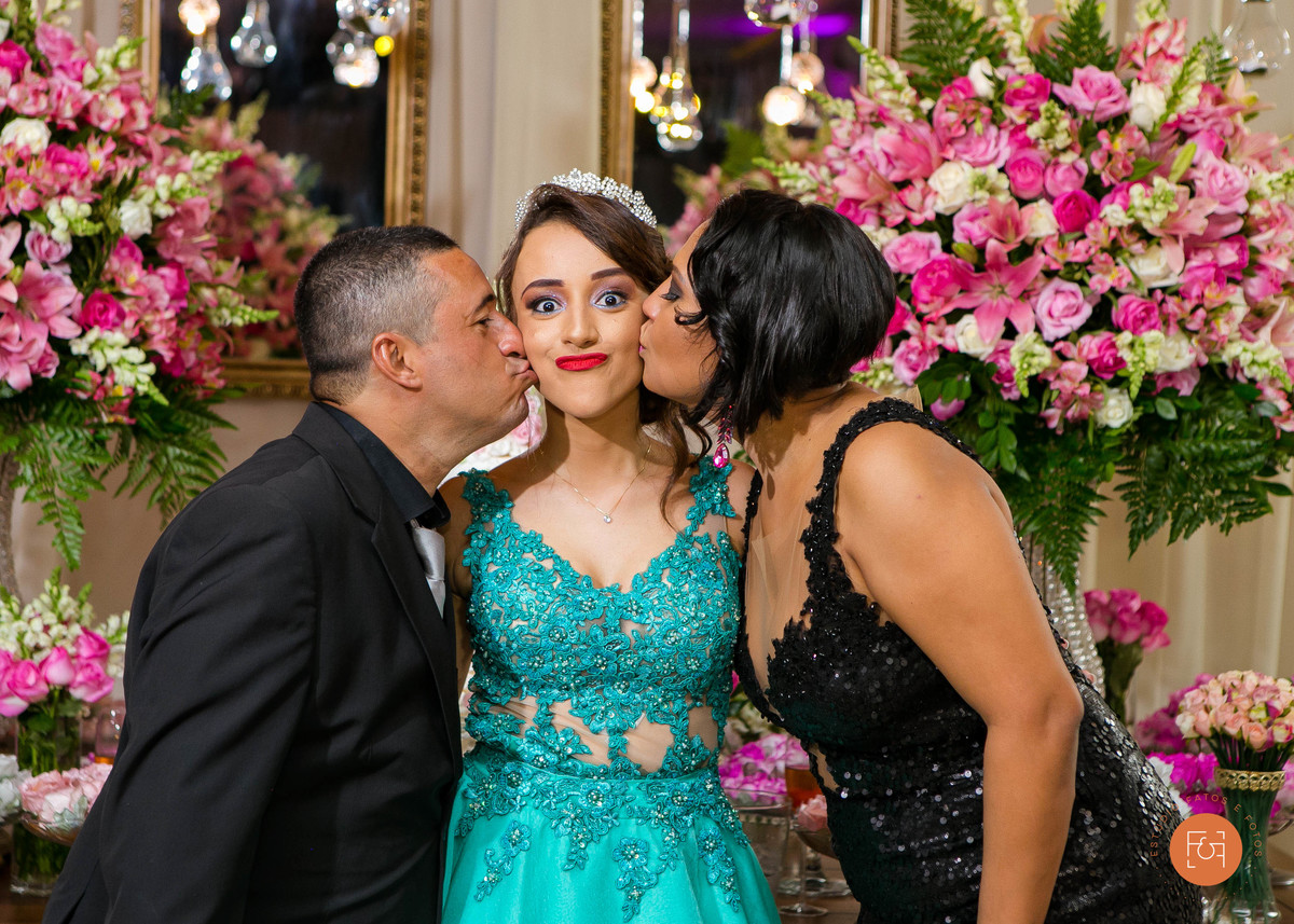 Foto com os pais beijando aniversariante