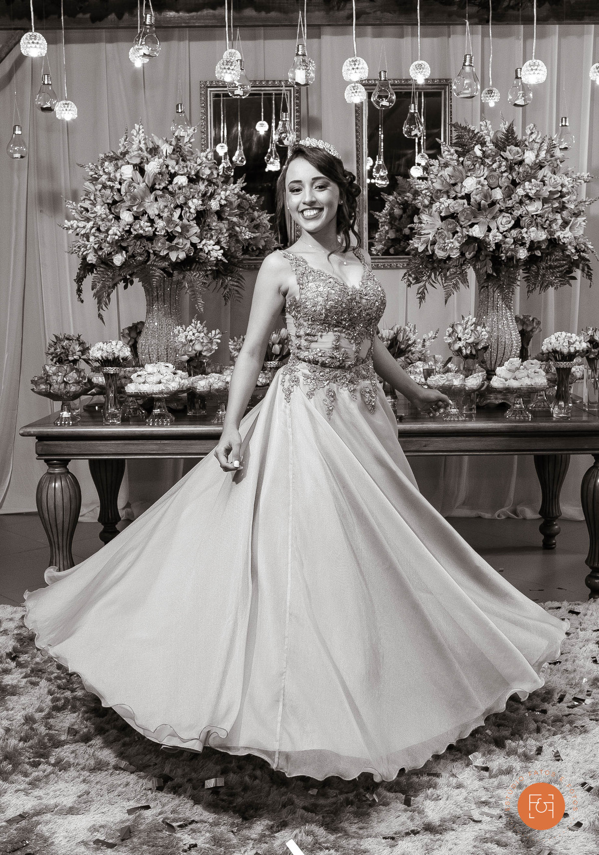 Girando o vestido em frente a mesa do bolo