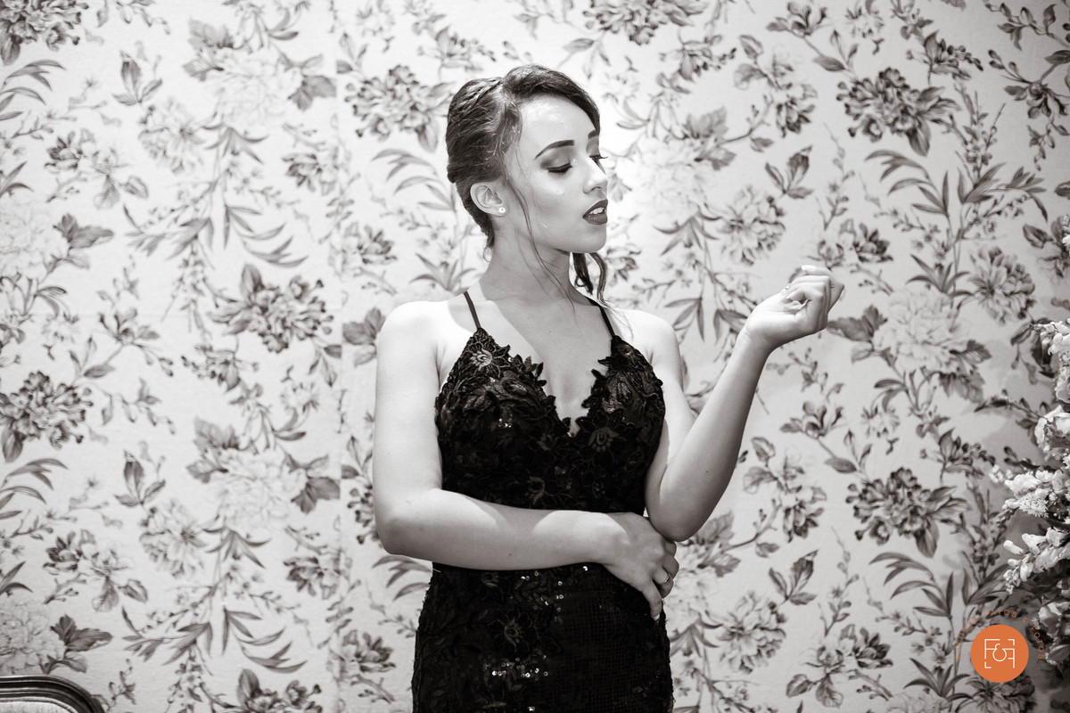 Debutante posando no hall de entrada