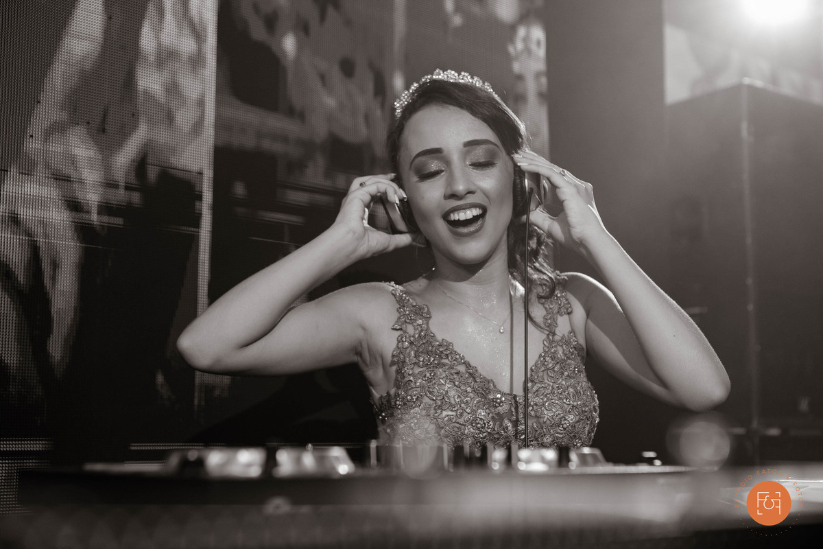 Aniversariante assumindo a mesa de som