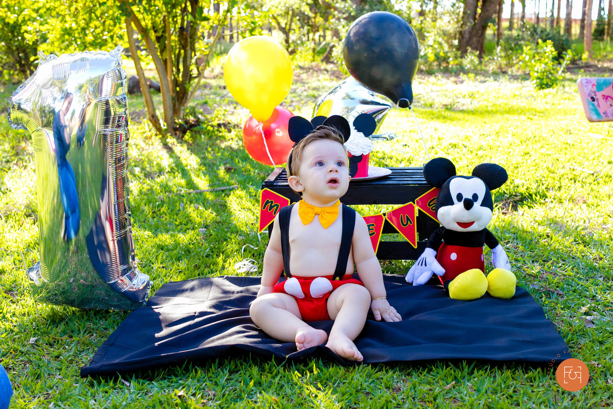 mateus com decoração do smash the cake