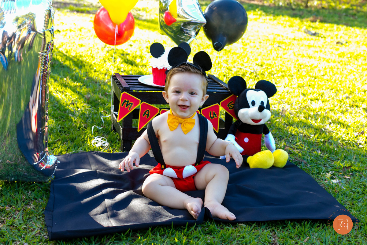 mateus sorrindo na decoração
