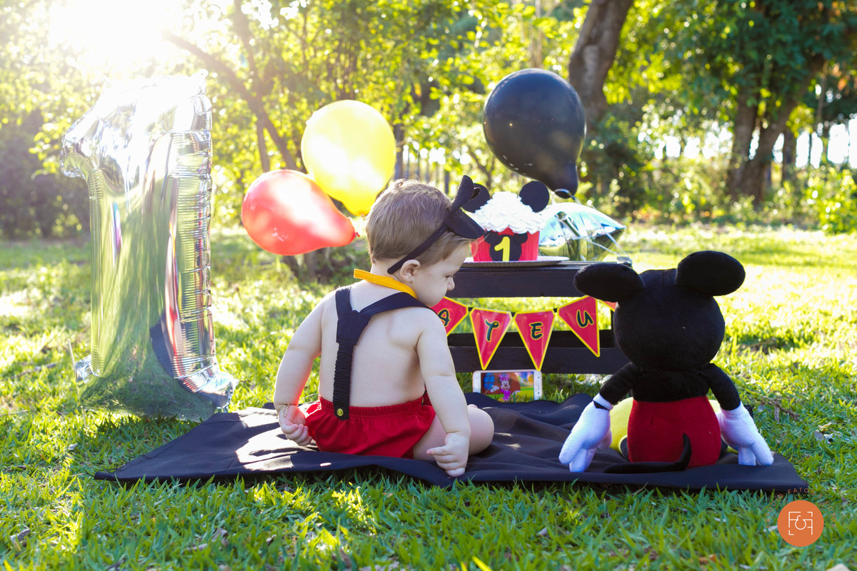 de costas junto com o mickey