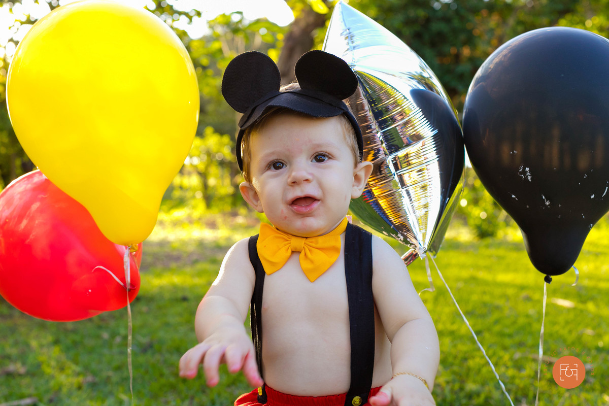 mateus na frente dos balões