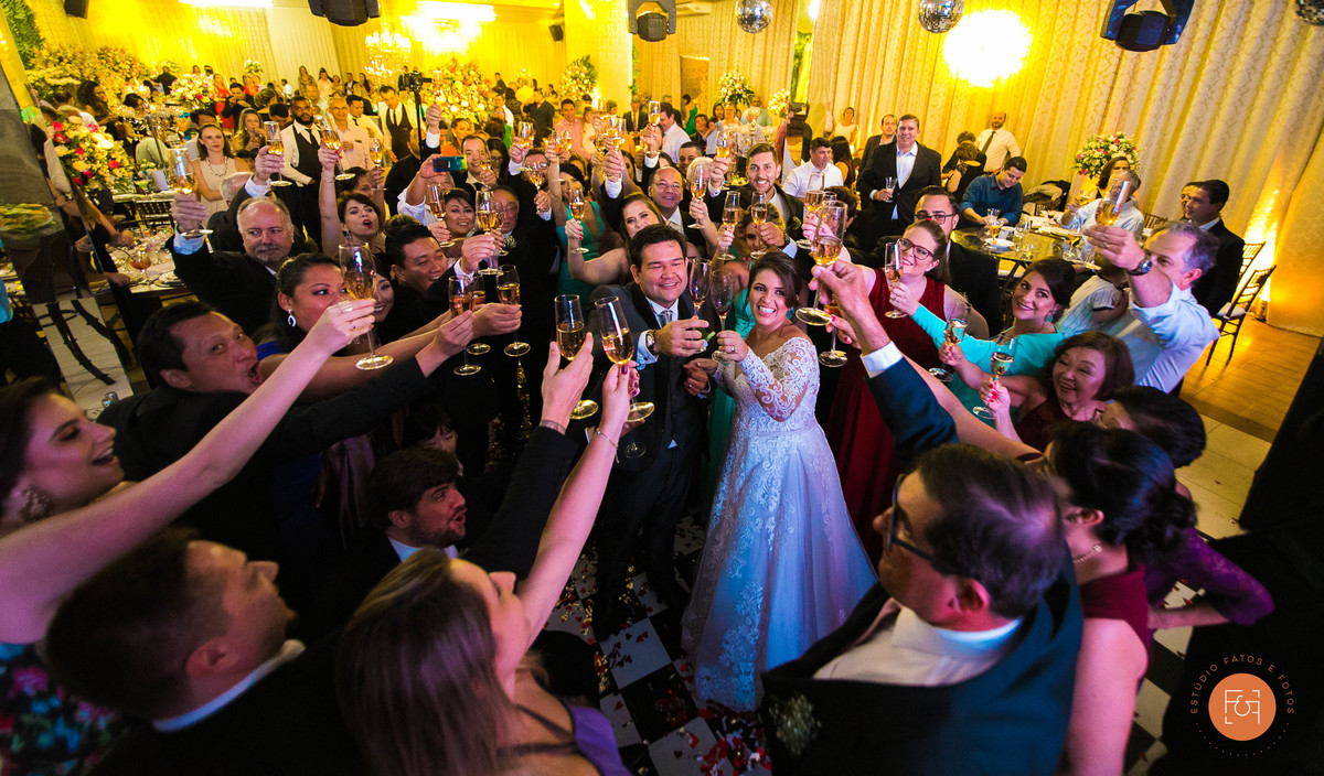 brinde do casal com os padrinhos e madrinhas na pista de dança