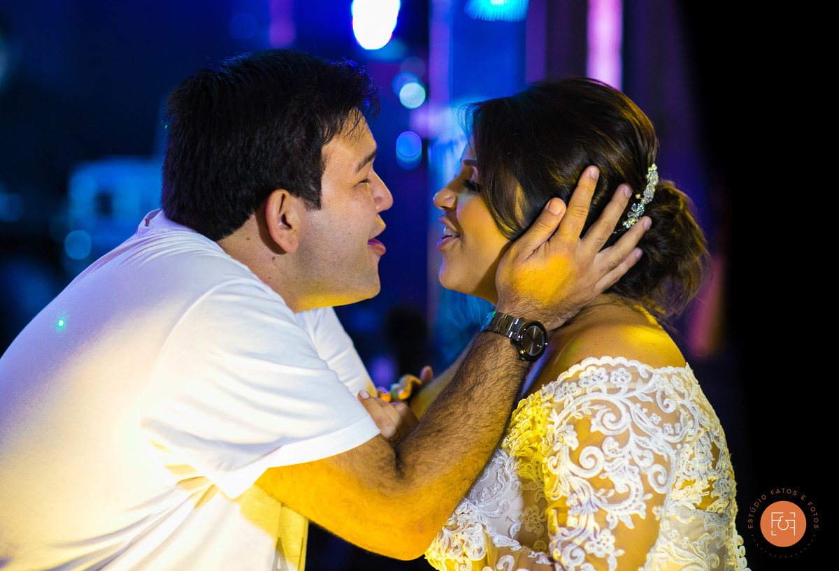 noivos na pista de dança