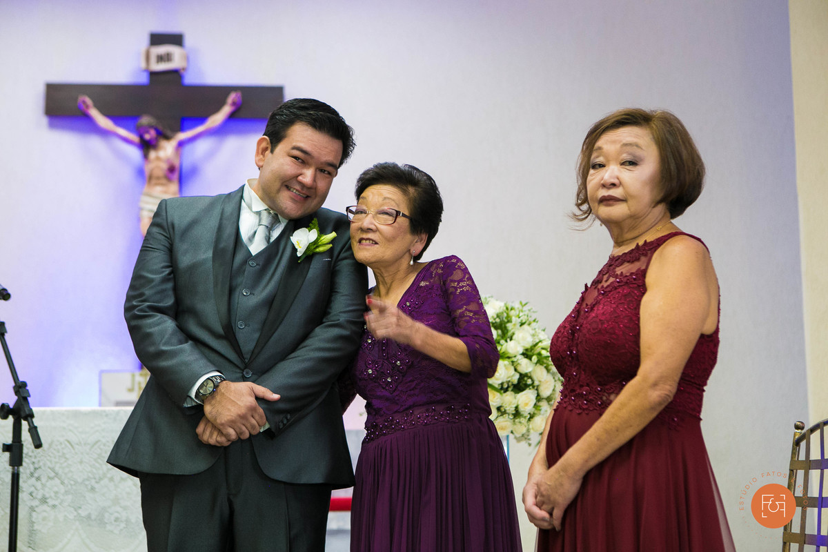 Noivo no altar com a mãe