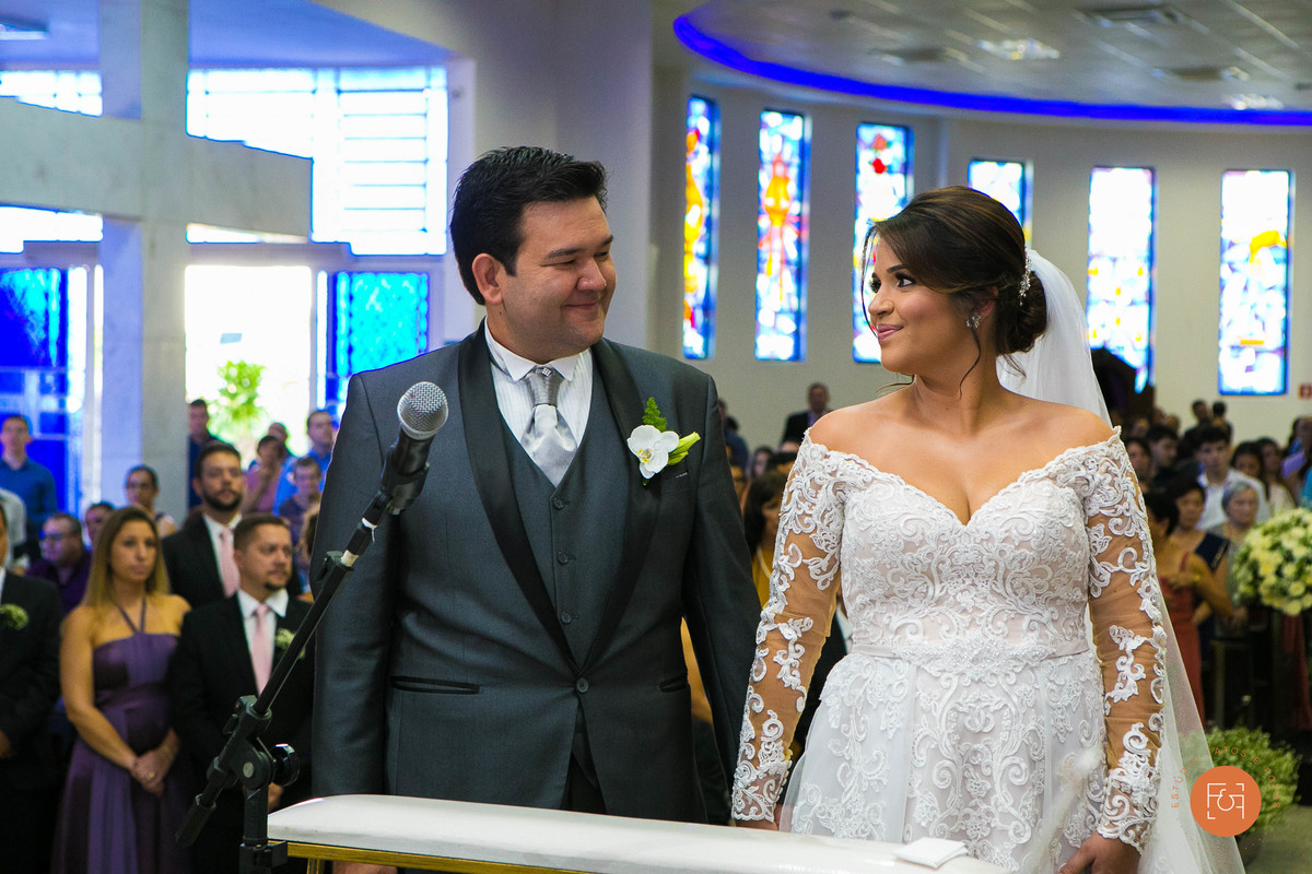 Noivos trocando olhar no altar