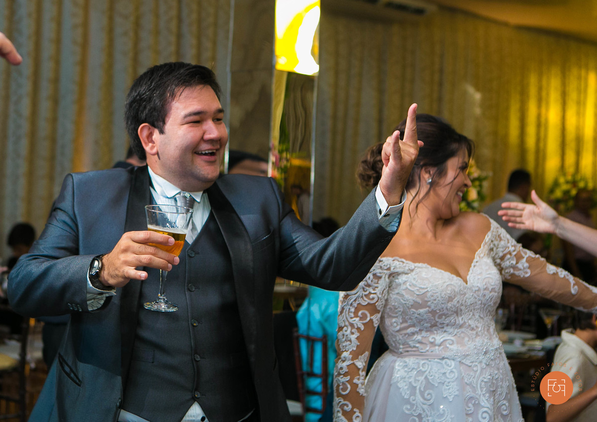 noivos se divertindo na pista de dança