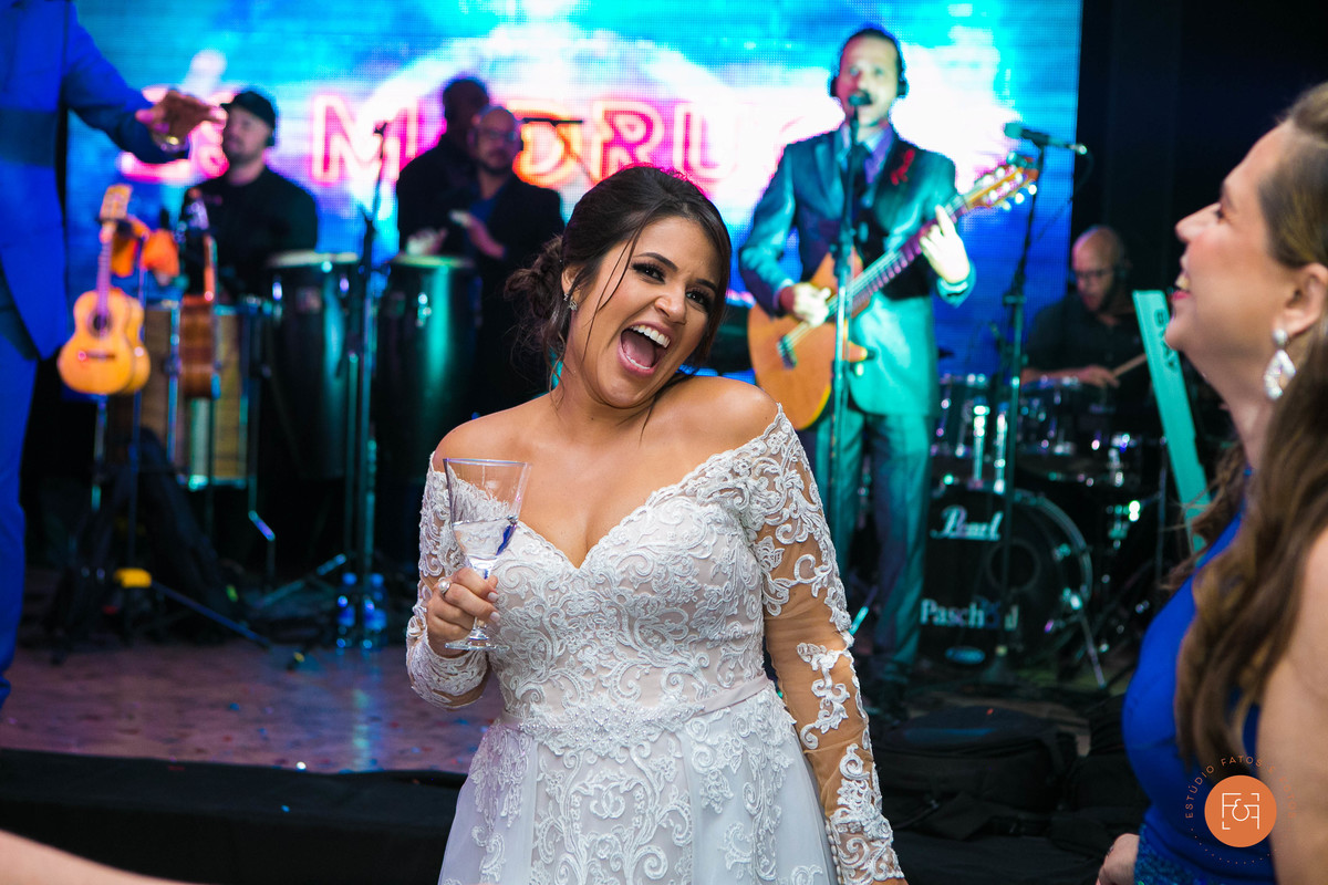 noiva sorrindo na pista de dança