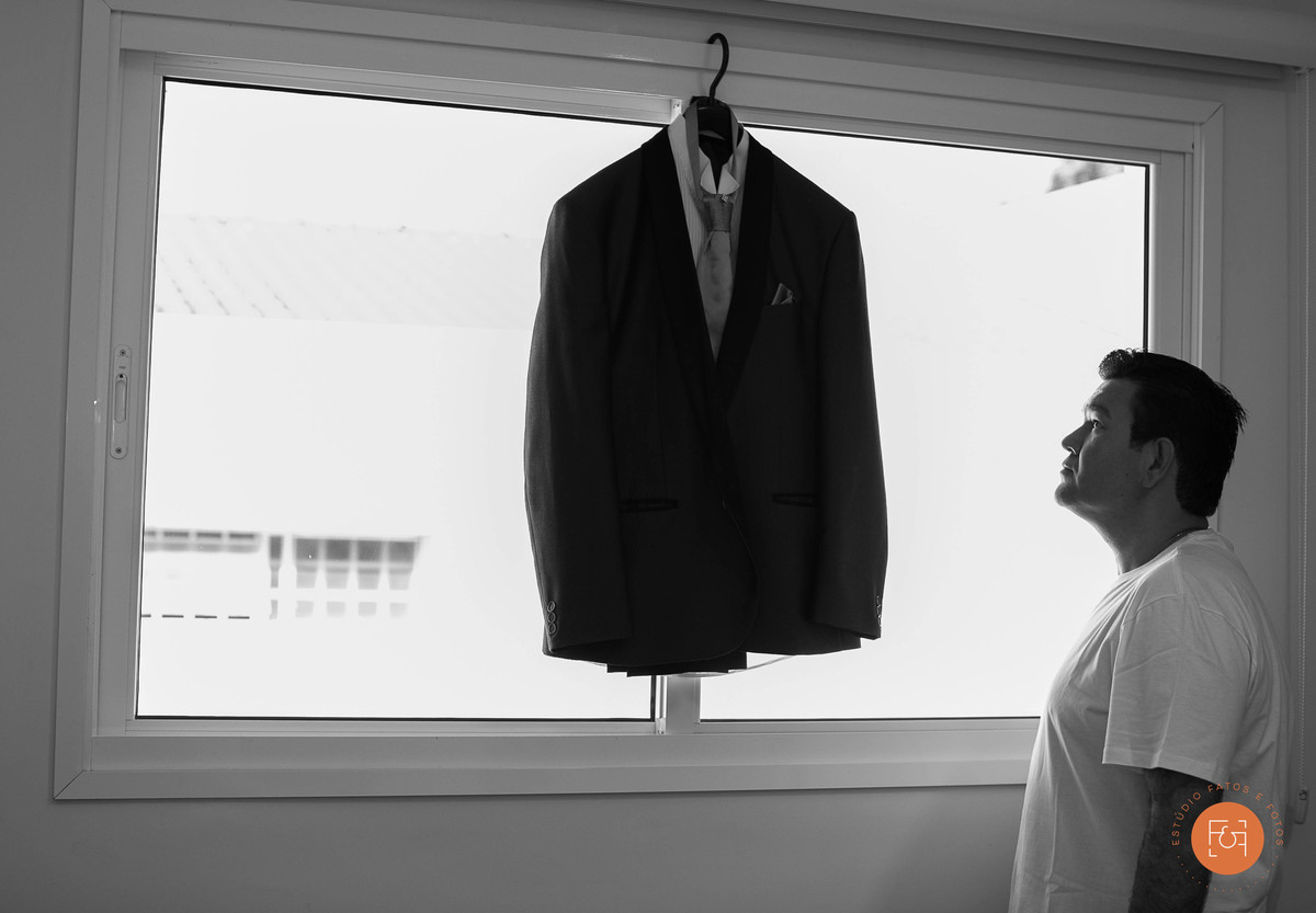 Making of noivo olhando traje
