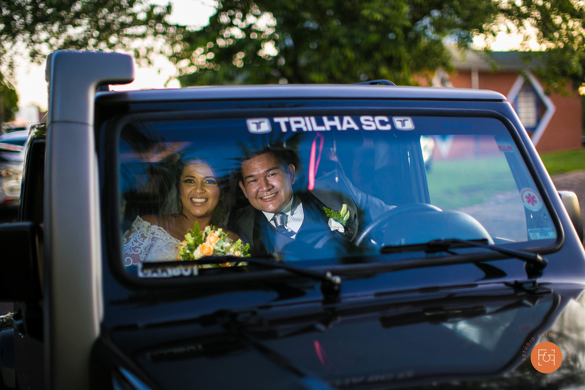 Noivos no carro