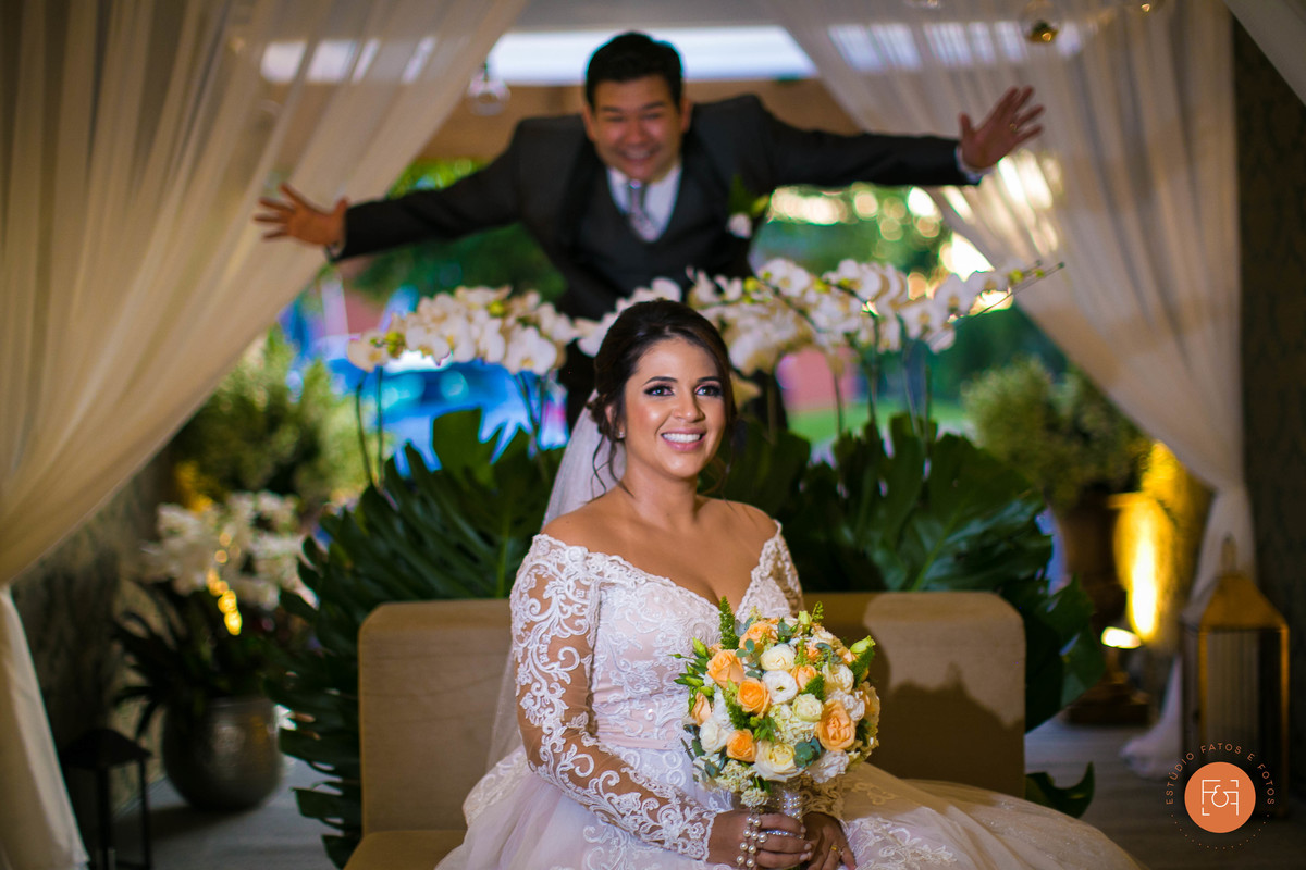 Noiva sentada noivo briancando