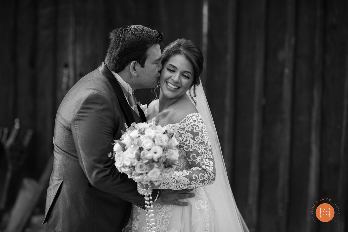 Beijo no rosto da noiva