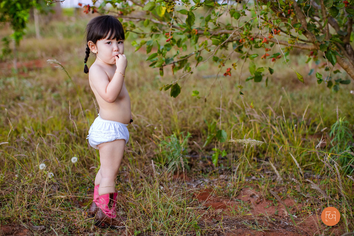 aniversariante comendo fruta do pé