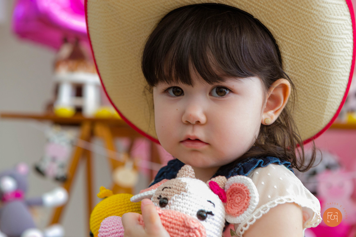 aniversariante na mesa do bolo