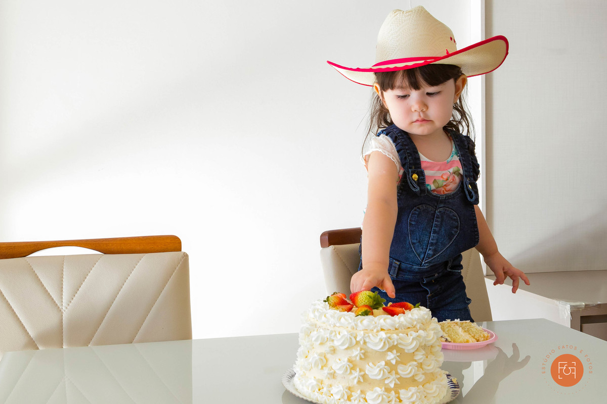 aniversariante mexendo no bolo