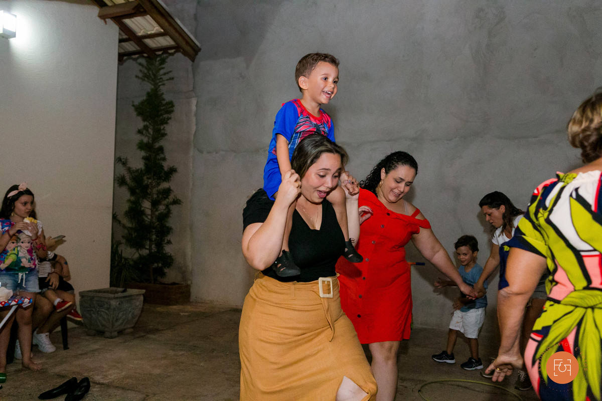 aniversariante no pescoço da mãe