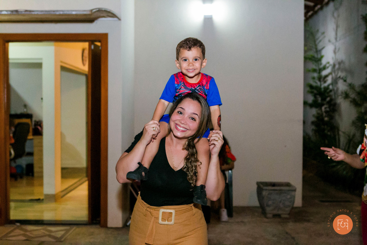 aniversariante no pescoço da mãe