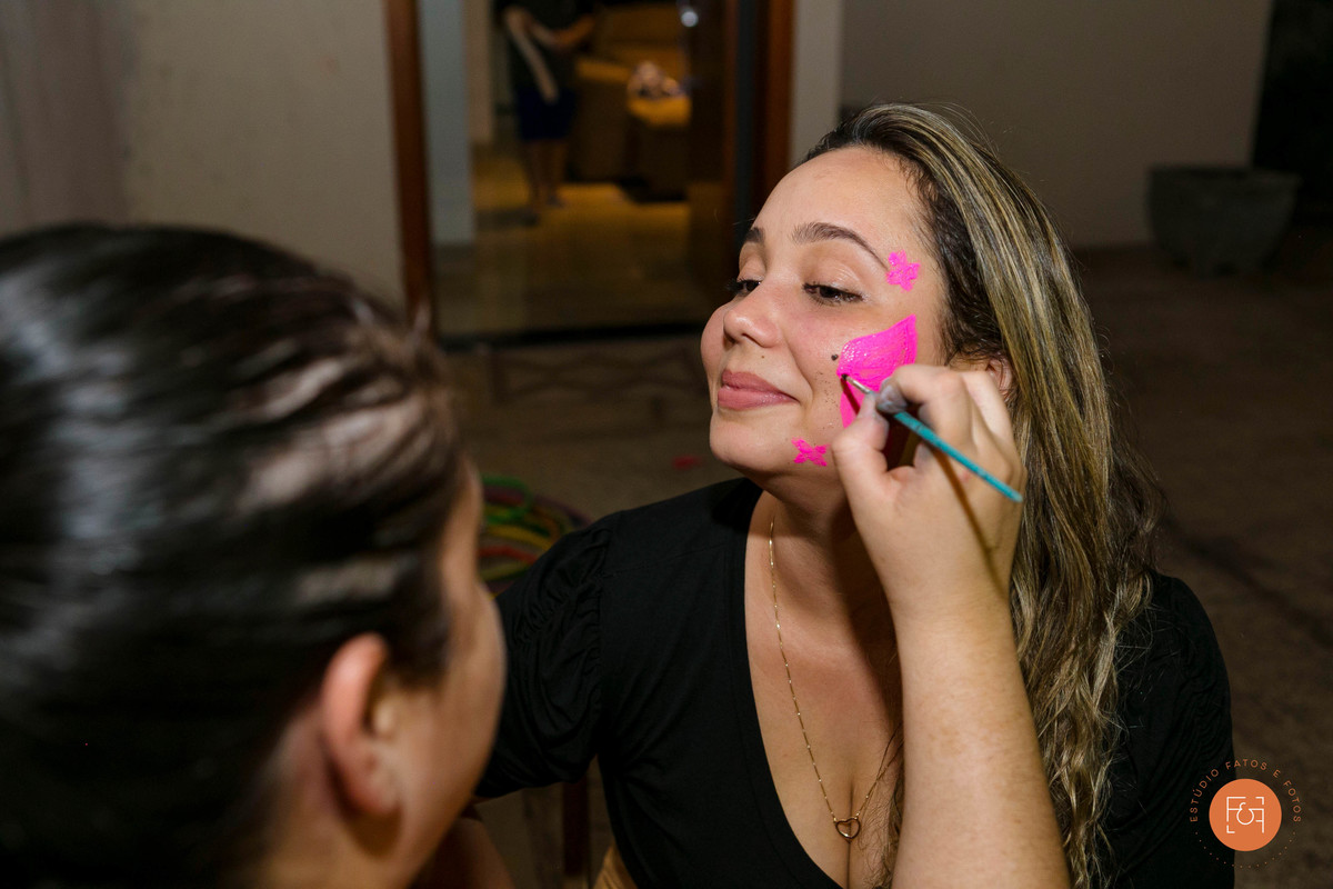 mãe do aniversariante com pintura corporal