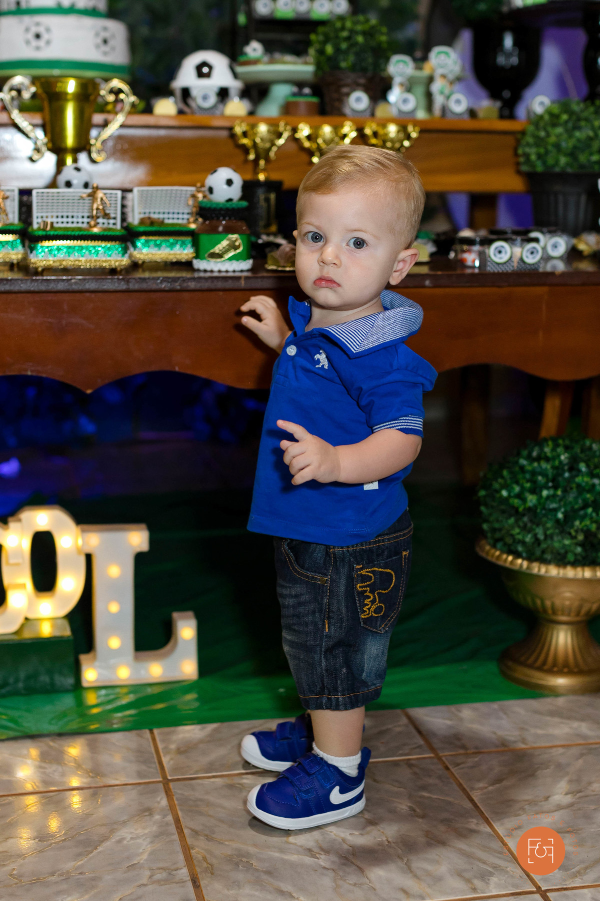 aniversariante na mesa do bolo