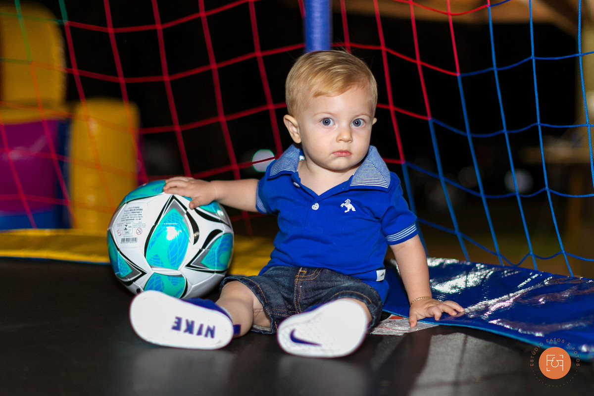 aniversariante com bola no pula pula