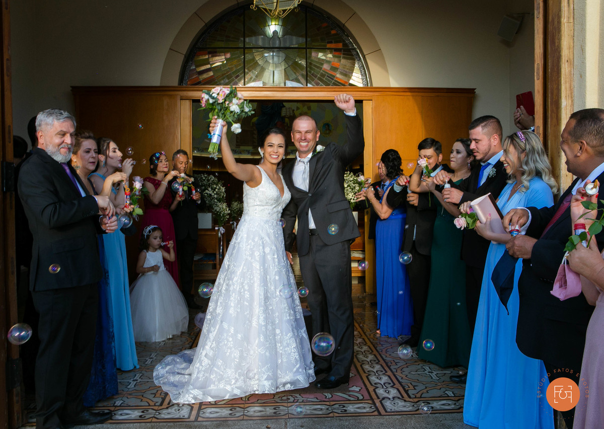 noivos saindo da igreja