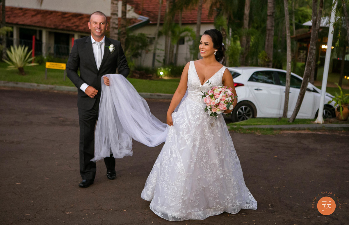 noivo segurando véu da noiva