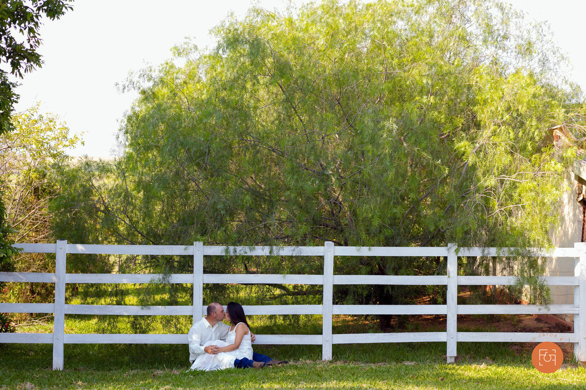 Pré wedding casal sentado perto cerca